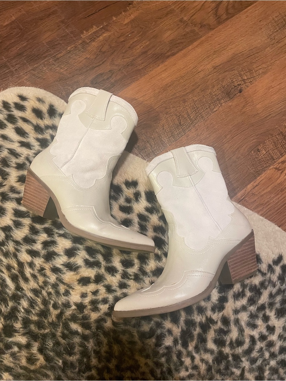 Crown Vintage Cream Western Pointed-Toe Ankle Boots